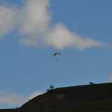 Una grande collina verde sulla sinistra attrae la nostra attenzione, quando dalla sua cima vediamo innalzarsi un parapendio